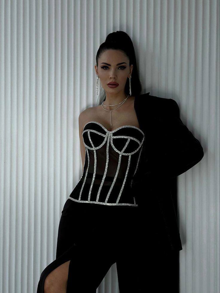 Черный корсет декорированный стразами